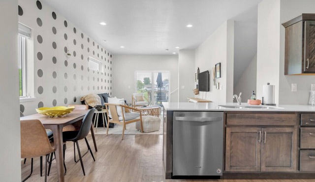 Modern 3 Bed/3.5 Bath Townhome Near Lost Island Water/Theme Park