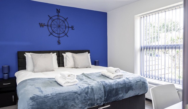 Modern 3-Bed, 3-Bath House | Sleeps 10 | Free off Road Parking For Cars or Vans Newly refurbished home just off the M27. 10 mins to City Centre, Hospital & Airport. Ideal for families, contractors & groups.