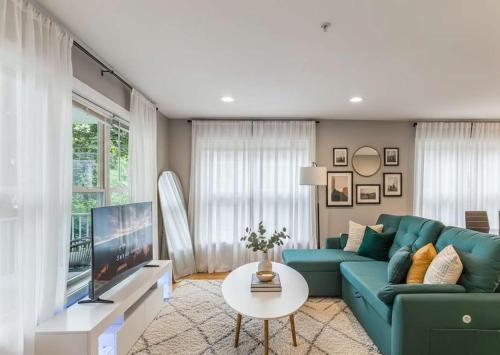 Modern 3 Bed 3 Bath Condo in Uptown