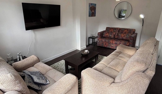 Modern 3-Bed 3-Bath Home | Quiet Road | Parking |