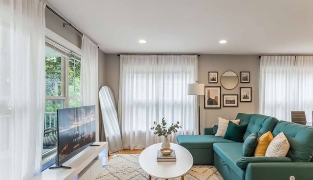 Modern 3 Bed 3 Bath Condo in Uptown