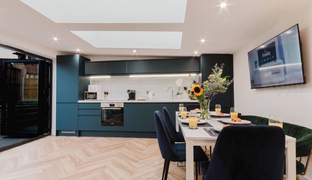 Modern 3-bed 3-Bathroom townhouse with en-suites, stylish interiors, private garden & parking—just a 2-min walk to Westbrook Beach. Sleeps 8 with a full kitchen, fast Wi-Fi, a flexible living space. Perfect for families, groups & business travellers.