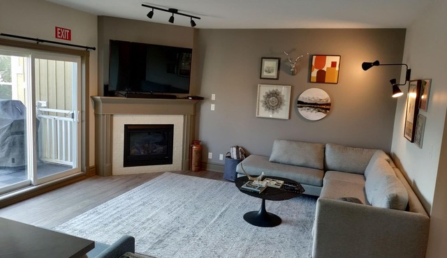 Modern 3 Bedroom, 2 Bath Condo w/pool near village