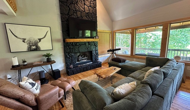 Modern 3 bed cabin - ping pong, fire pit, Mountain View - 4 miles to downtown