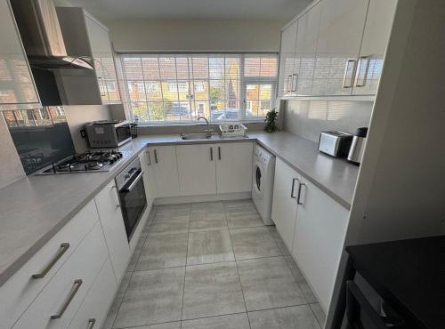 Modern 3-Bed Family Home in Quiet Sheffield Area