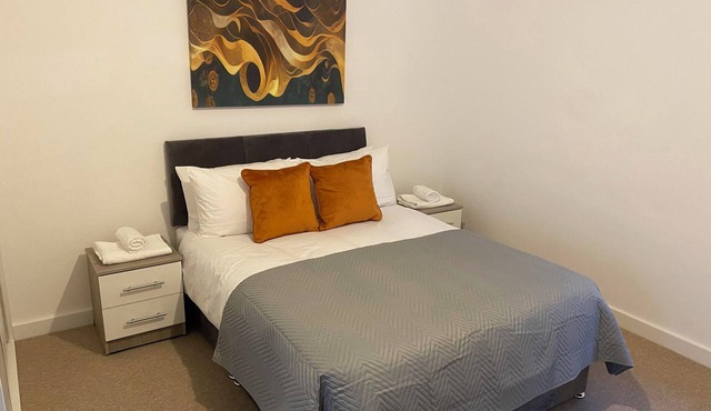 Modern 3-Bed Flat by High Street & Designer Outlet