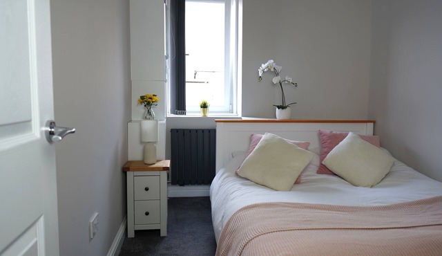 Modern 3-Bed Flat- Prime Location- long stays welcome