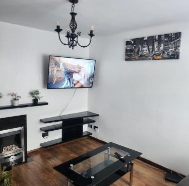 Modern 3 Bed Free Parking 10 mins walk to station