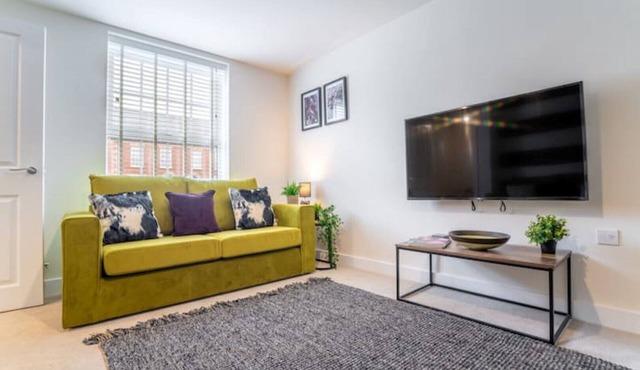 Modern 3 bed house - Wi-Fi and off-road parking