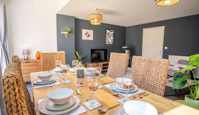 Modern 3 bed house, 2.5 baths with wi-fi & parking