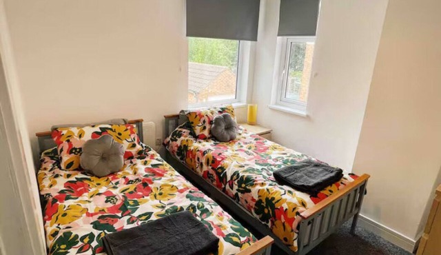 Modern 3 bed home next to railway station