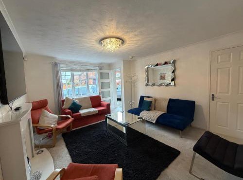 Modern 3-Bed Home Near Batley Train Station