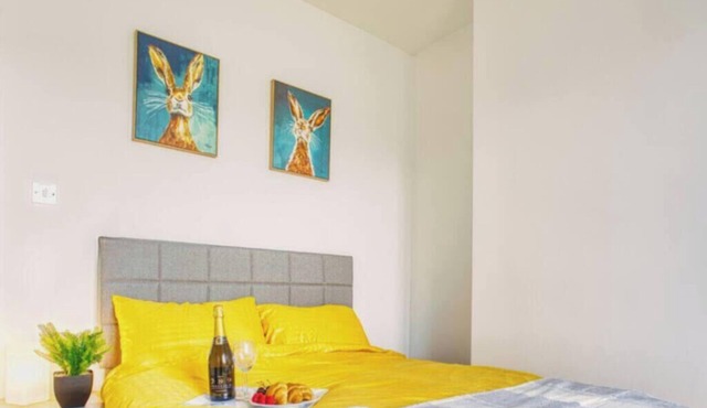 Modern 3-Bed Home Sleeps 6 with Parking & Fast WiFi Perfect for Contractors & Long Stays