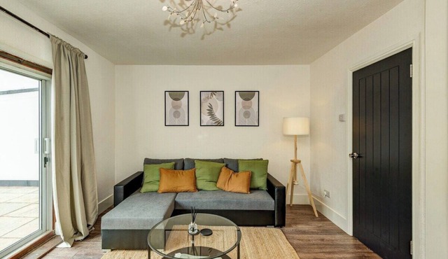 Modern 3-Bed Home | Sleeps 7 | 10 Mins to Beach