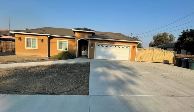 Modern 3-bed Home with New Appliances, very Spacious Backyard with EV charger