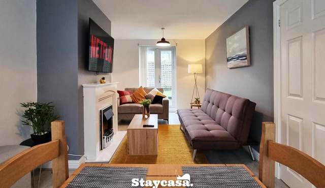 Modern 3-bed House, Garden & With Parking