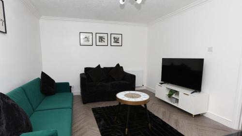 Modern 3 bed house in Edmonton with private driveway parking