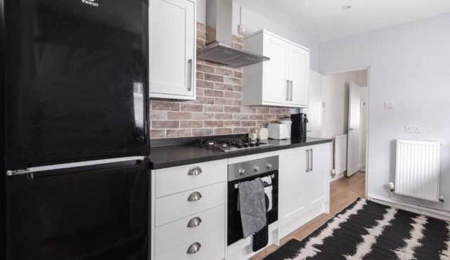 Modern 3-bed house in Portsmouth near transport & stadium - free parking included