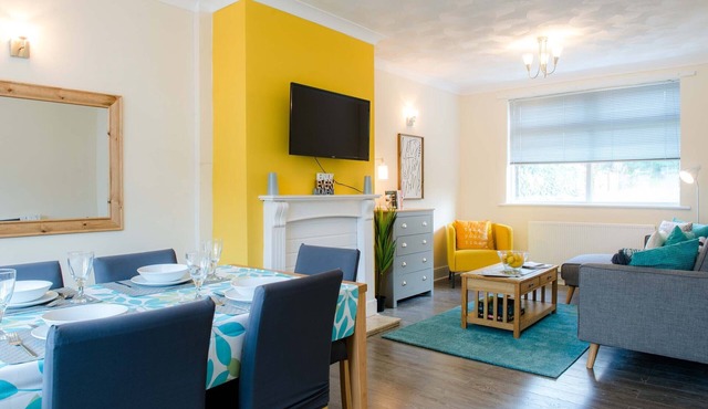 Modern 3 bed house in Newport, near Junction 27, M4