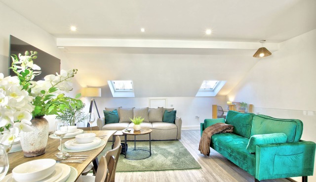 Modern 3 bed in Shepherds Bush. 5 minutes to tube and Westfield. Fast free WiFi