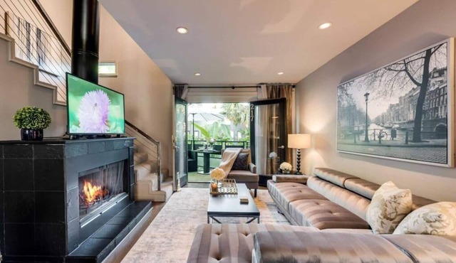 Modern 3-bed loft with pool, courtyard, and prime walkable Dallas location.