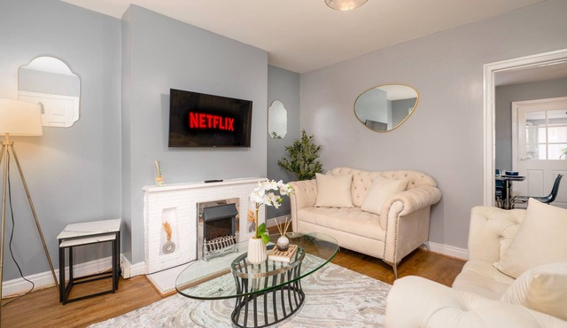 Modern 3 bed minutes from the A1