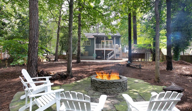 Modern 3-Bed Raleigh Home, Minutes to NCSU & Downtown, Large Backyard + Firepit