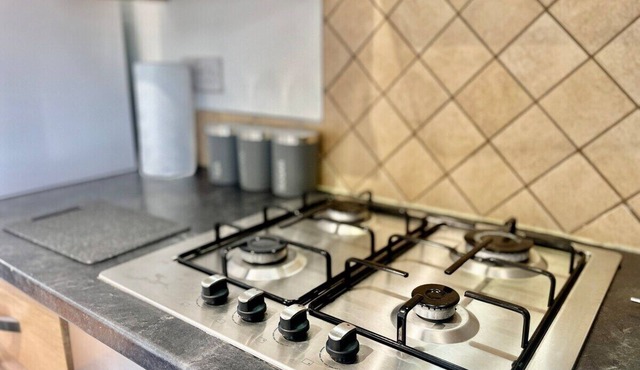 Modern 3 Bed Romford Home (Free Parking)