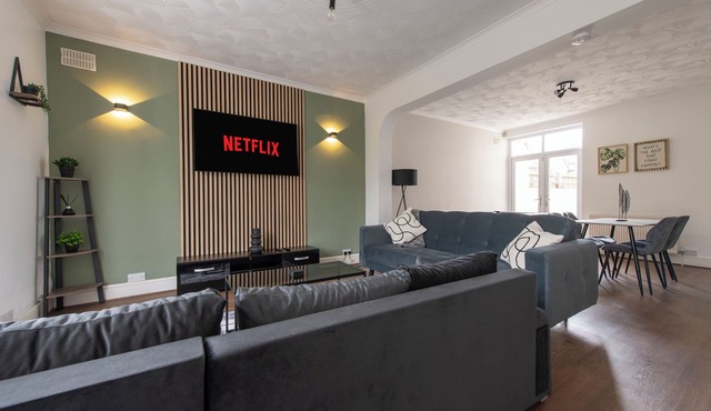 Modern 3-Bed | Sleeps 8 | Fast WiFi | Parking | Pool Table