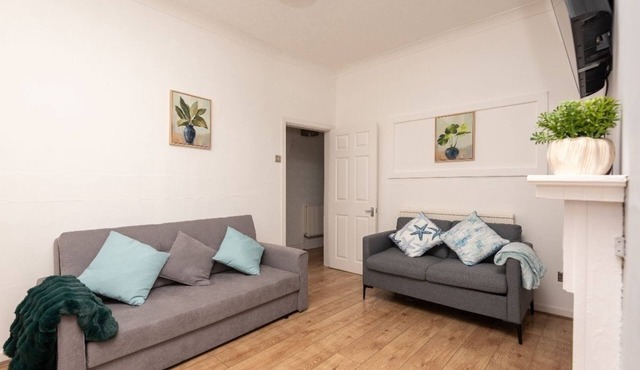 Modern 3-Bed Sleeps 8