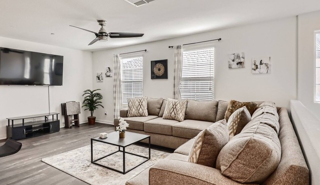 Modern 3 BED Townhouse in a Guard Gated Community!