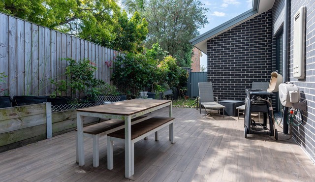 Modern 3-Bed Townhouse with Alfresco Dining & BBQ