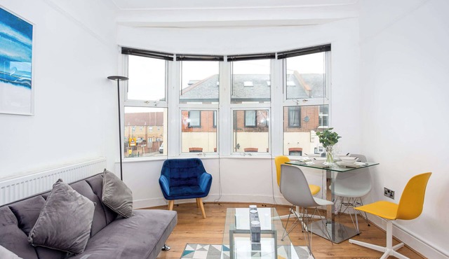 Modern 3 Bedroom Home with Parking in Southend