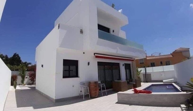 Modern 3 Bedroom Villa with Private Pool MO35