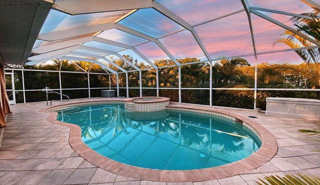 Modern 3 bedroom, 2 bath getaway with HEATED private pool and jacuzzi