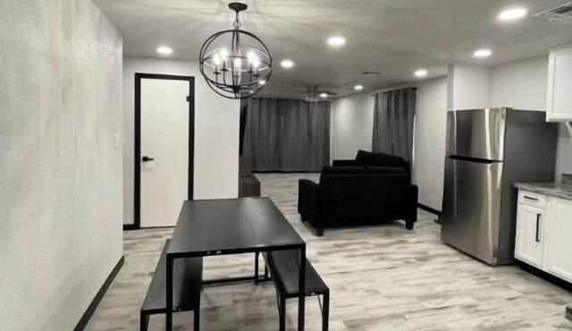 Modern 3 Bedroom 2 Bath Home Centrally Located!