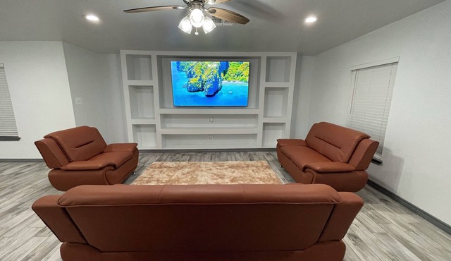 Modern 3-bedroom 2-Bathroom home Conveniently located next to Texas Roadhouse!