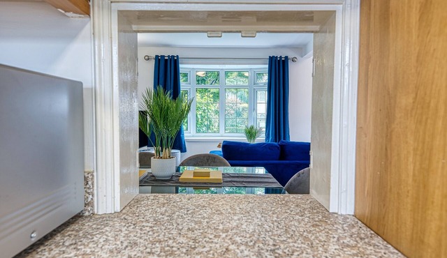 Modern 3 Bedroom 2 Bath House with Parking - Corporate Apartment in Wednesbury