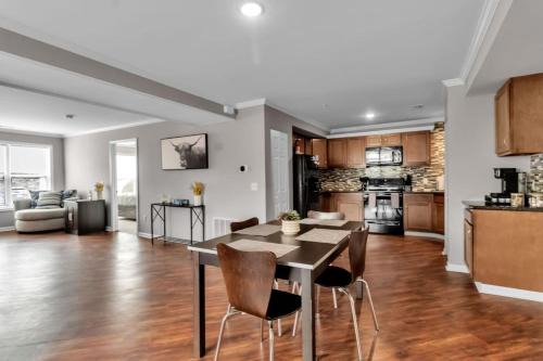 Modern 3 Bedroom, 3 Bath First-Floor Stay