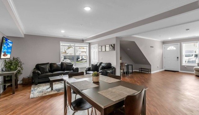 Modern 3 Bedroom, 3 Bath First-Floor Stay