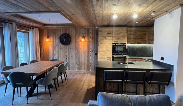 Modern 3-bedroom apartment with parking in Val d'Isère, Sleeps 6-7