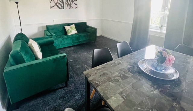 Modern 3 bedroom apartment with private driveway