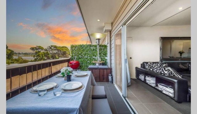 Modern 3 bedroom apartment, beach, surf & shops