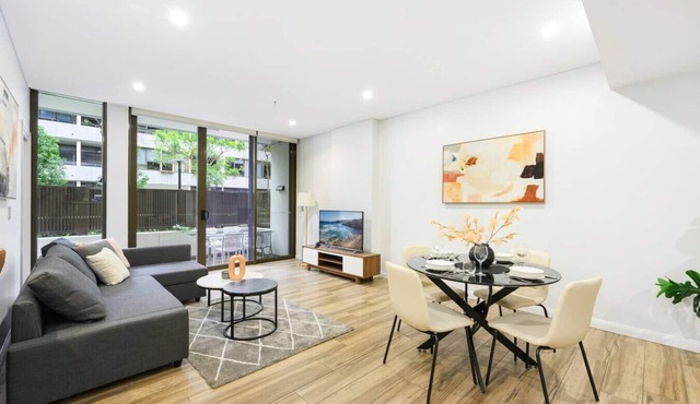 Modern 3-Bedroom Apartment Near Airport & Train