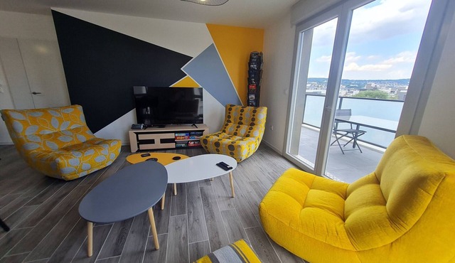 Modern 3-bedroom apartment with canal view, parking and internet in Nancy