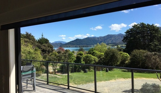 Modern 3 bedroom bach in Kenepuru Sound