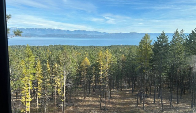 Modern 3-bedroom bungalow in peaceful Somers with great lake and mountain views