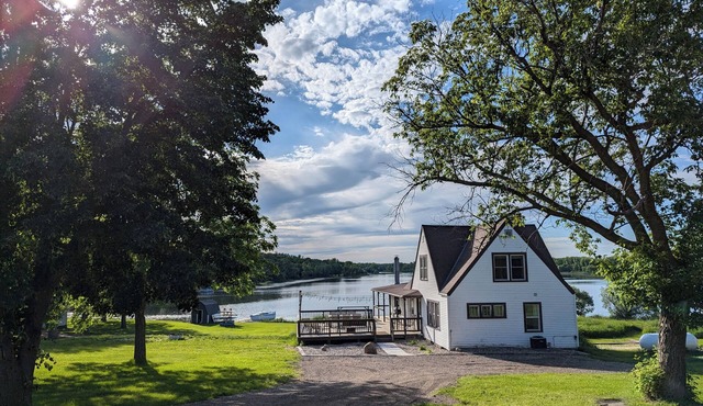 Modern 3-bedroom cabin on the lake!