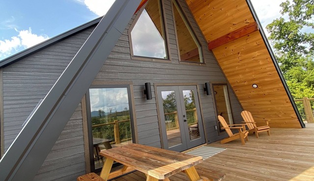 Modern 3-bedroom chalet with Starlink, hot tub, AC in delightful Jasper.