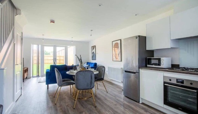 Modern 3 Bedroom City Centre Home with Garden